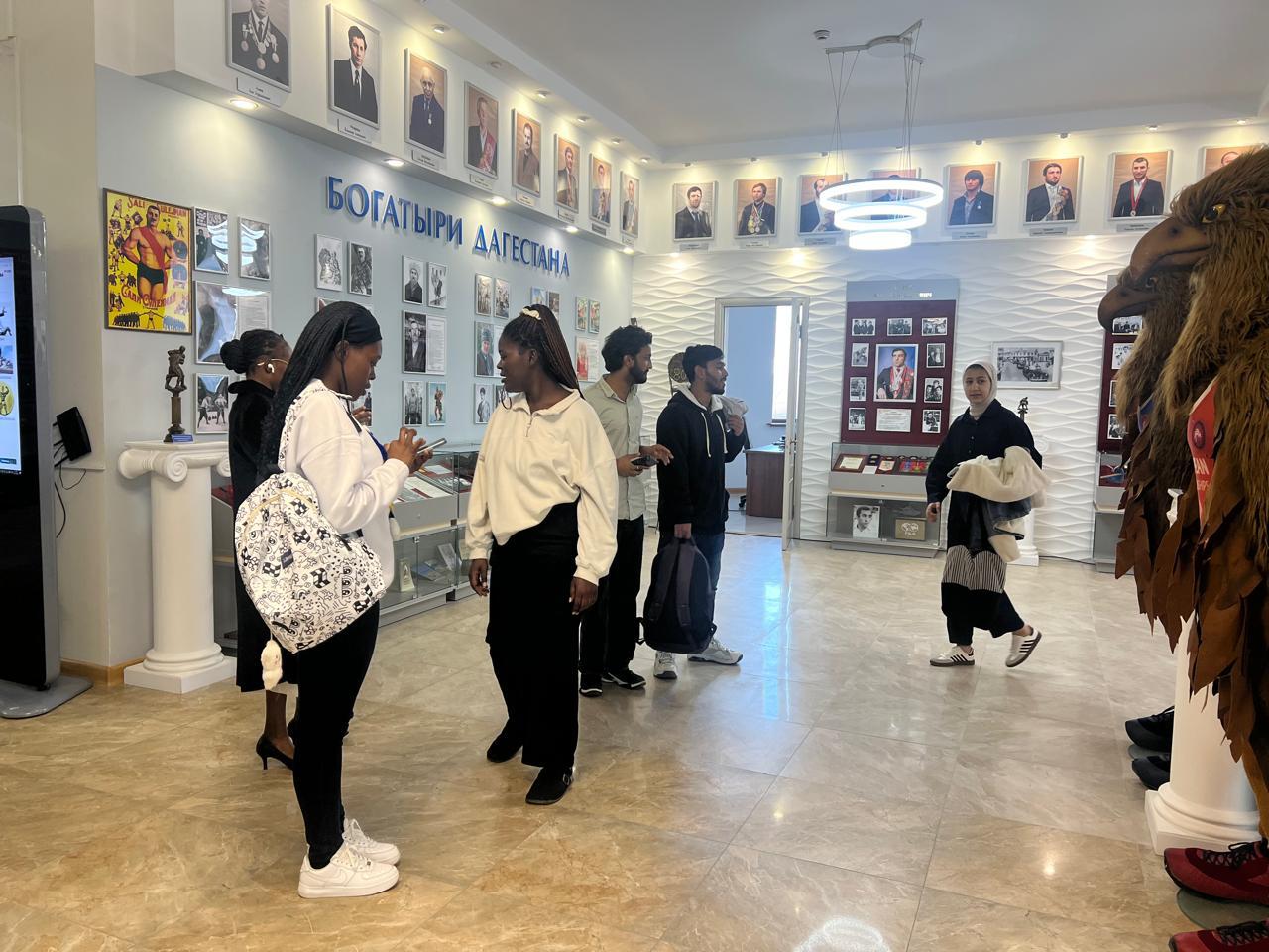 Иностранные студенты из ДГМУ посетили Музей спортивной славы Дагестана